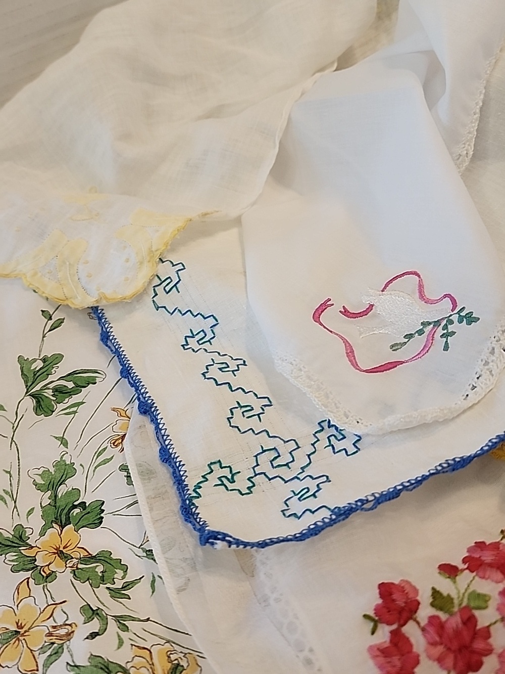 17 Assorted White & Colored Embroidered Linen Or Cotton HANKIES / Handkerchiefs - Picture 2 of 7